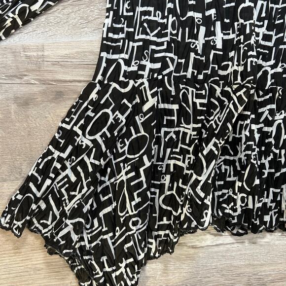 Vintage Black White Graphic Print Pleated Top w/ Bell Sleeves & Sharkbite Hem - Picture 3 of 6